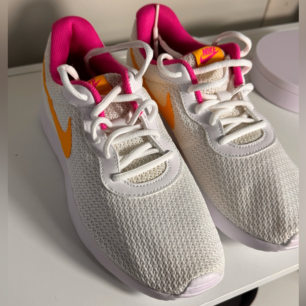 Nike Tanjun size: 9